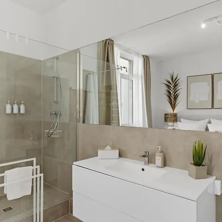 Park Avenue - Dom Mit Stil - Kueche - Parkplatz - Wlan - 65 Zoll Tv - Netflix Cologne